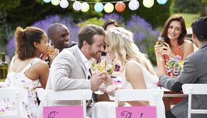 Kini menggelar resepsi pernikahan sederhana dan intim, dengan hanya dihadiri orang-orang terdekat menjadi tren yang diminati. Ini tipsnya.