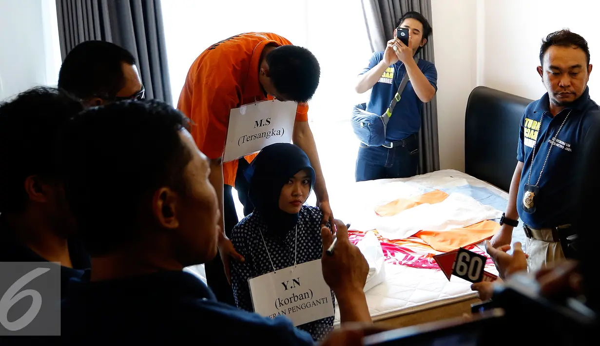 Tersangka Mursalim terus tertunduk saat memperagakan 82 adegan dalam rekonstruksi yang digelar di kamar apartemen Casa Grande, Kasablanka, Tebet, Jakarta, Senin (14/9/2015). (Liputan6.com/Yoppy Renato)