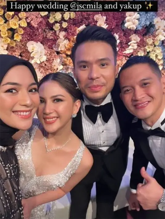 Pasangan selebriti Citra Kirana dan Rezky Aditya juga terlihat hadir untuk memberikan ucapan doa doa kepada kedua mempelai. [Instagram/citraciki]