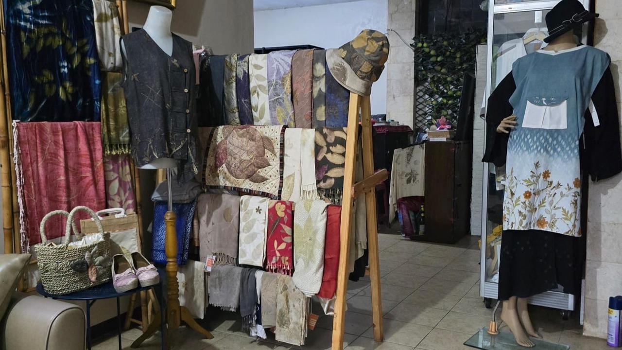 Qaniacraft Ecoprint, usaha milik Aminah Tri Astuti  yang mengusung konsep sustainable fashion semakin sukses berkat binaan BRI