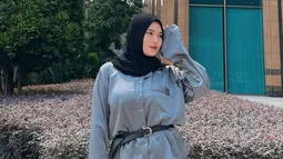 Saat ia kenakan hijab, ada pula yang menyebutnya pencitraan. Namun ia pun bantah bahwa ia hanya pencitraan saja. Ia sekarang belajar pakai hijab setiap hari dan membenahi perilakunya, seperti yang ia sebutkan dalam Instagram Storynya. (Liputan6.com/IG/@rosameldianti29)