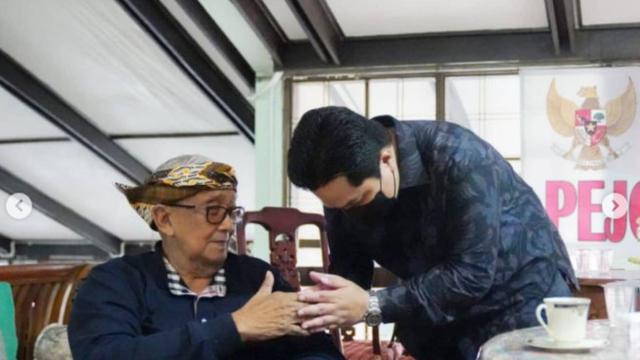 Menteri BUMN Erick Thohir menemui Solihin Gautama Purwanegara atau Mang Ihin di tengah kunjungannya ke Bandung, Jawa Barat.
