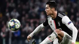 Penyerang Juventus, Cristiano Ronaldo mengontrol bola selama pertandingan melawan Lokomotiv Moscow di grup D Liga Champions di Stadion Allianz, Turin, Italia (22/10/2019).  Juventus menang tipis atas Lokomotiv Moscow 2-1. (Marco Bertorello/AFP)