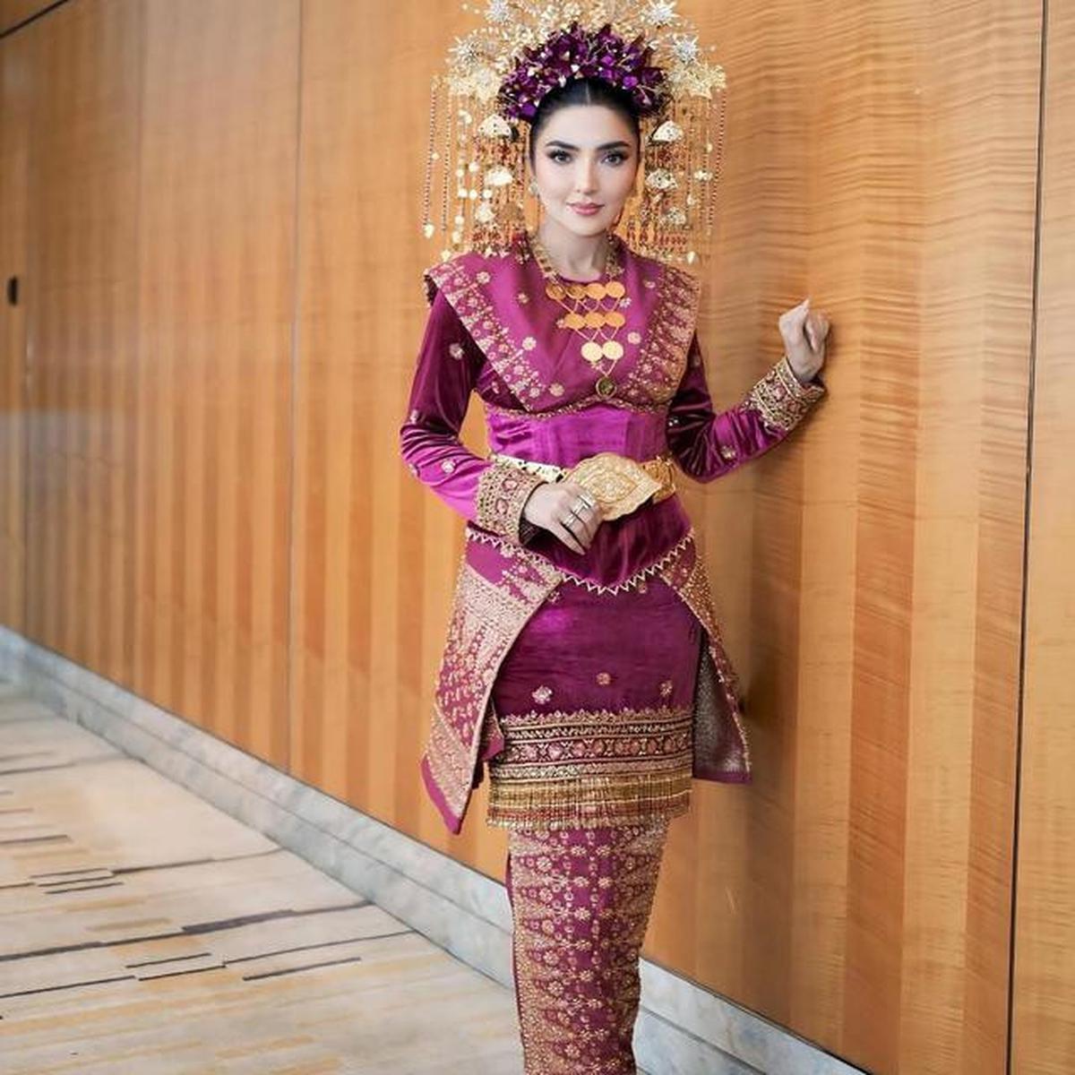 9 Potret Ashanty Pakai Baju Adat Palembang dengan Detail Mewah, Auranya Elegan