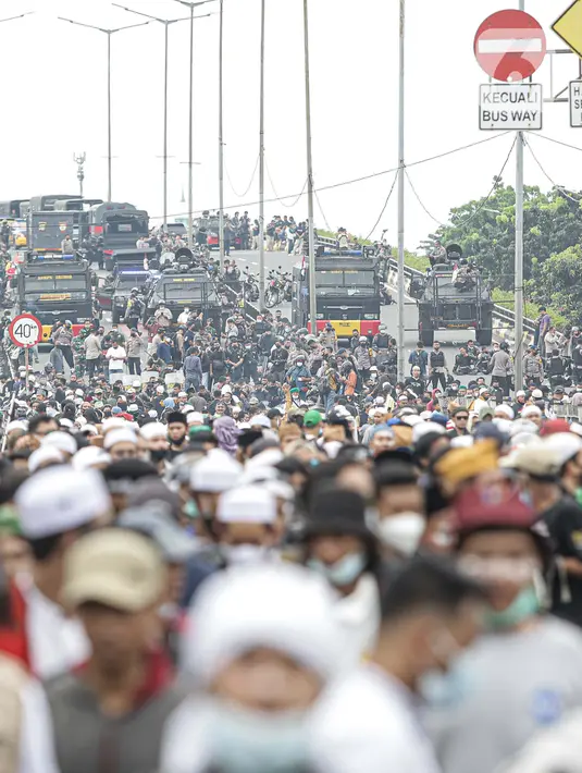 Massa aksi membubarkan diri usai terlibat bentrok dengan polisi di flyover Penggilingan, Jakarta, Kamis (24/6/2021). Sebelumnya, aparat kepolisian dengan simpatisan Rizieq Shihab terlibat bentrokan jelang sidang vonis perkara tes swab yang digelar di di PN Jakarta Timur. (Liputan6.com/Faizal Fanani)
