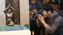 Museum Nasional Thailand menyelenggarakan upacara penyambutan pulang untuk dua patung kuno yang diperdagangkan secara ilegal dari Thailand oleh seorang kolektor barang antik asal Inggris dan dikembalikan dari koleksi Museum Seni Metropolitan New York. (AP Photo/Sakchai Lalit)
