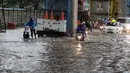 Pengendara mendorong motor menembus genangan air di Jalan Ciledug Raya dekat perempatan Swadarma, Jakarta, Jumat (11/11). Hujan deras diringi petir kembali melanda Jakarta mengakibatkan genangan air di beberapa titik. (Liputan6.com/Helmi Fithriansyah)