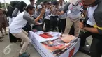 Para peserta Konvensi Kerangka Kerja untuk Pengendalian Tembakau (FCTC Youth Summit) menggelar aksi teatrikal dan pameran dalam rangka 'Deklarasi 10 Mei FCTC untuk Indonesia' di depan Istana Merdeka, Jakarta, Rabu (10/5). (Liputan6.com/Angga Yuniar)