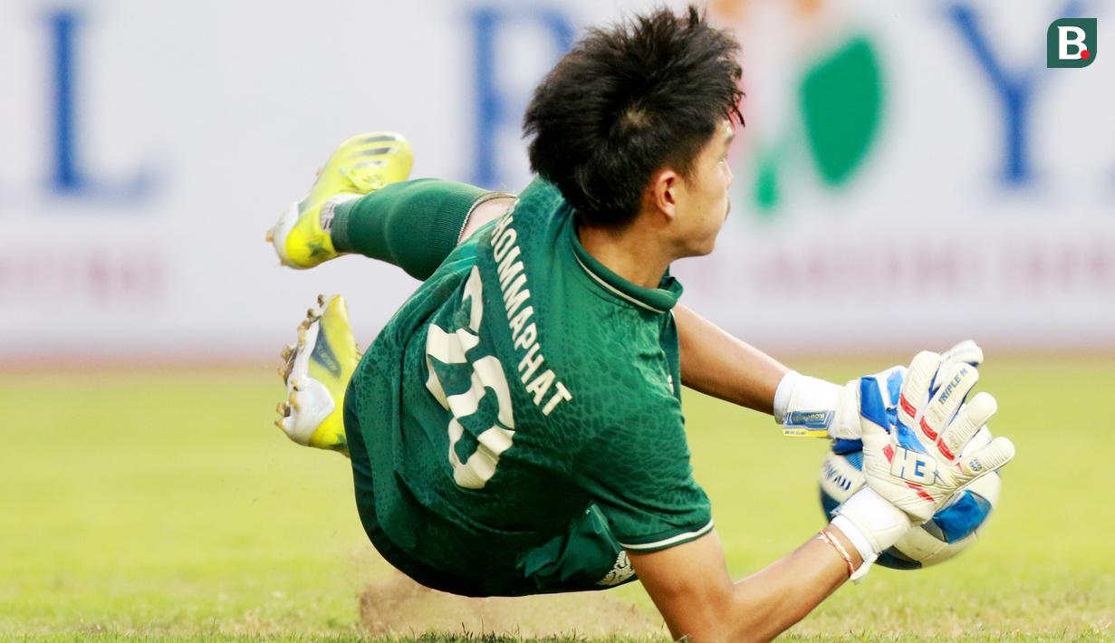 Kiper Thailand U-19, Chommaphat Boonloet, berusaha menghadang tendangan pemain Vietnam U-19 pada laga perebutan tempat ketiga Piala AFF U-19 2022 di Stadion Patriot Chandrabhaga, Bekasi, Jumat (15/7/2022). (Bola.com/Bagaskara Lazuardi)