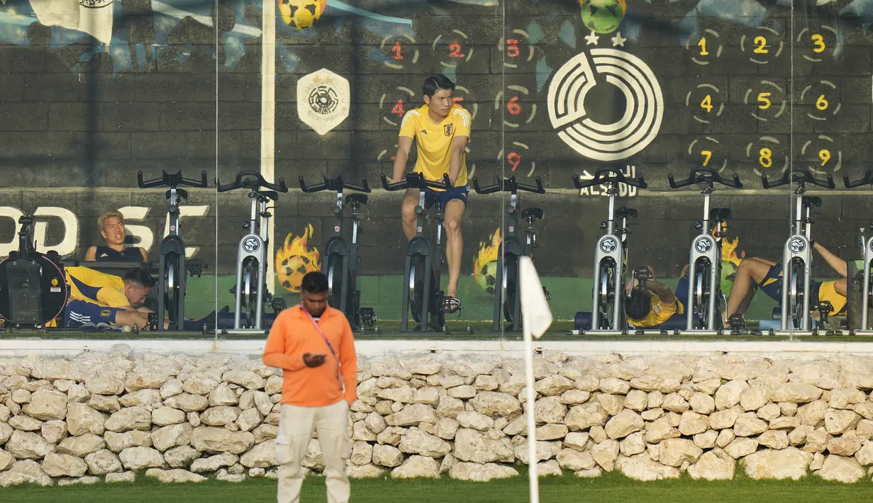 Para pemain berolahraga sebelum latihan resmi Jepang di Doha, Qatar, Minggu, 4 Desember 2022. Jepang akan bertanding melawan Kroasia pada babak 16 besar Piala Dunia 2022 Qatar yang akan digelar di Stadion Al Janoub, Al Wakrah, pada Senin (5/12) malam. (AP Photo/Eugene Hoshiko)