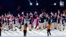  Kontingen Indonesia tampil berbusana jas pada parade atlet di pembukaan SEA Games 2017 Stadion Bukit Jalil, Kuala Lumpur, Malaysia, Sabtu (19/8).  Perenang, I Gede Siman Sudartawa tampil di depan sebagai pembawa bendera. (Liputan6.com/Faizal Fanani)