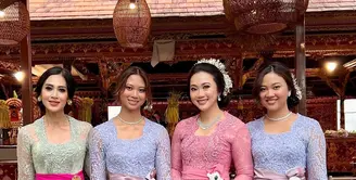 Di usia 53 tahun, Diah Permatasari membuktikan bahwa keanggunan dan pesona tidak memudar, terutama dalam balutan kebaya Bali yang memadukan unsur tradisional dan modern. [@dps_diahpermatasari].