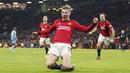 Pemain Manchester United, Rasmus Hojlund, melakukan selebrasi setelah mencetak gol ke gawang Aston Villa pada pekan ke-19 Premier League 2023/2024 di Stadion Old Trafford, Rabu (27/12/2023). (AP Photo/Martin Rickett)