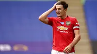 Bek Manchester United, Harry Maguire, saat melawan Leicester City pada laga Premier League di Stadion King Power, Minggu (26/7/2020). Manchester United menang dengan dua gol tanpa balas. (Oli Scarff/Pool via AP)