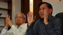 Ketua Panitia Seleksi Komjen Purn Imam Sudjarwo (kanan) memberikan keterangan pers di Kantor Kompolnas, Jakarta, Senin (15/2). ‎ Pansel Kompolnas mengumumkan memperpanjang pendaftaran calon anggota Kompolnas periode 2016-2020. (Liputan6.com/Faisal R Syam)
