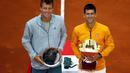 Thomas Berdych (kiri) dan Novak Djokovic (kanan) berpose usai melangsungkan pertandingan ketat di final Monte Carlo Masters (REUTERS/Jean-Paul Pelissier)
