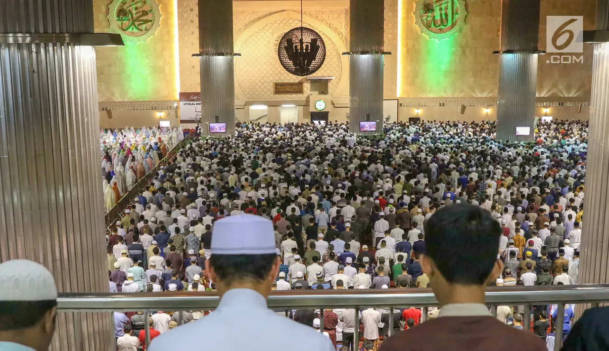 Ribuan umat muslim melaksanakan salat tarawih pertama Ramadan 1440 H di Masjid Istiqlal, Jakarta, Minggu (5/5/2019). Salat tarawih dilaksanakan setelah pemerintah melalui Menteri Agama menetapkan awal Ramadan jatuh pada Senin 6 Mei 2019 usai sidang isbat (LIputan6.com/Helmi Fithriansyah)