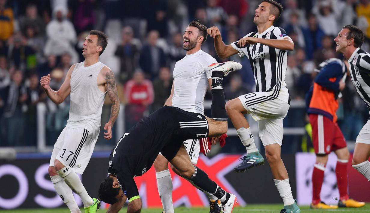 Ekspresi para pemain Juventus merrayakan kemenangan atas Olympiakos pada laga grup D Liga Champions di Allianz stadium, Turin, (27/9/2017). Juventus menang 2-0. (AFP/Marco Bertorello)