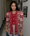 Sebagai perempuan Indonesia, kebaya jadi salah satu outfit andalan Maudy Ayunda. Kali ini ia bikin kebaya terlihat edgy dan kekinian [@kunsoomakeupartist]