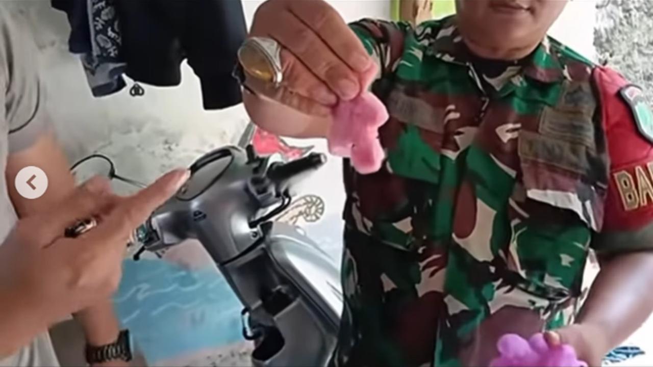 TNI-Polri tuding penjual kue jualan dagangan berbahan spons