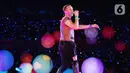 <p>Sang vokalis, Chris Martin tampil enerjik dan komunikatif. (Liputan6.com/Faizal Fanani)</p>