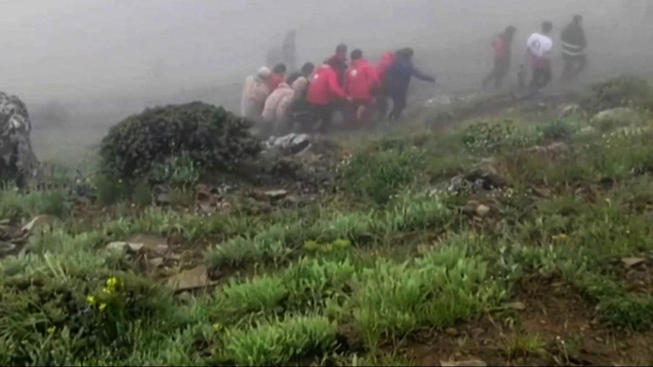 Gambar yang diambil dari rekaman video yang dirilis oleh Bulan Sabit Merah Iran pada tanggal 20 Mei 2024 memperlihatkan proses evakuasi yang dilakukan tim SAR terhadap korban kecelakaan helikopter rombongan presiden Iran di daerah pegunungan,  provinsi b