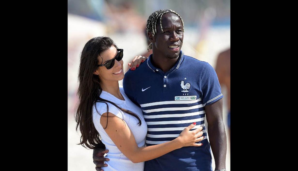 Ludivine Kadri dan Bacary Sagna saat bersantai di Pantai Rio de Jenero, Brasil (AFP PHOTO/FRANCK FIFE)