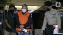 Mantan Sekretaris MA Nurhadi (tengah) memakai rompi tahanan usai ditangkap KPK di Gedung KPK, Jakarta, Selasa (2/6/2020). Nurhadi beserta menantunya menjadi DPO sejak pertengahan Februari 2020. (merdeka.com/Dwi Narwoko)