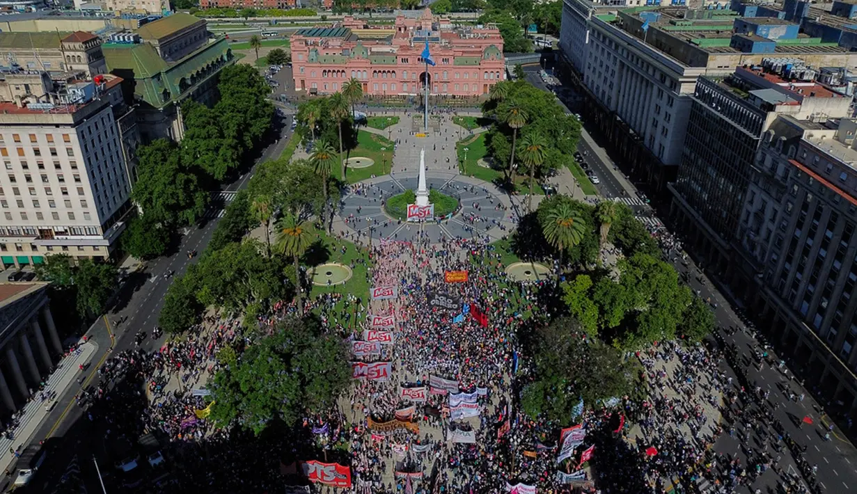 Pemerintah Argentina mendevaluasi atau membiarkan mata uang peso anjlok lebih dari 50 persen menjadi 801 per dolar pada 13 Desember 2023. Hal ini dilakukan demi mengembalikan perekonomian Argentina ke jalur yang benar melalui rencana Presiden Javier Milei. (AP Photo/Mario De Fina)