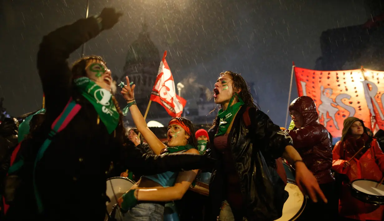 Para wanita menari saat mendukung protes dekriminalisasi aborsi di luar Kongres Nasional di Buenos Aires, Argentina, Rabu (8/8). Senat Argentina menggelar pemungutan suara terkait RUU yang akan melegalkan aborsi. (AP Photo/Natacha Pisarenko)