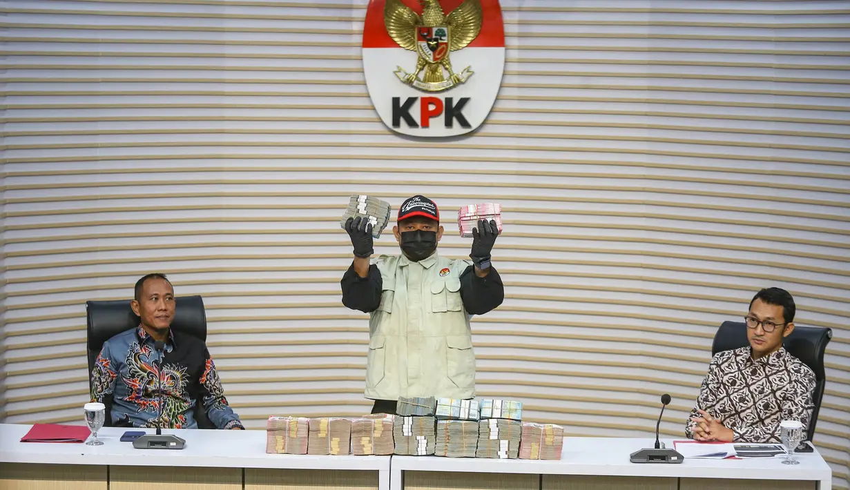 Petugas menunjukkan barang bukti uang hasil OTT Bupati Lombok Barat Lalu Ahmad Zaini di Gedung Merah Putih KPK, Jakarta, Selasa (21/7/2026). (KLY/Arie Basuki)