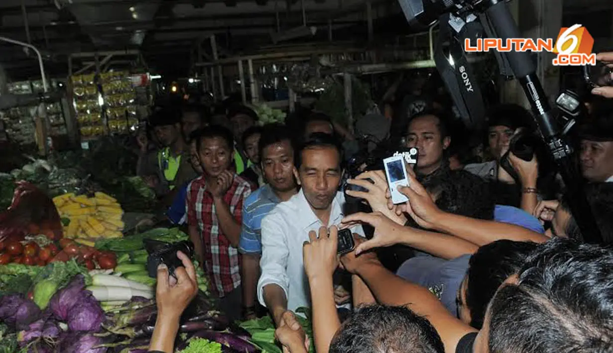 Kedatangan Capres dari PDIP itu mengundang perhatian masyarakat dan berebut untuk bersalaman dan memotret pria yang masih menjabat Gubernur DKI Jakarta itu (Liputan6.com/Herman Zakharia)
