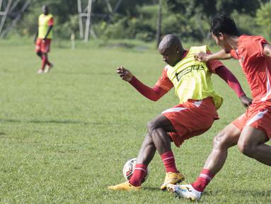 Pemain Persija, Pacho Kenmogne, berusaha melewati Gunawan Dwi Cahyo, saat latihan di Lapangan Sawangan, Depok, Jawa Barat, Senin (7/12/2015). Setelah sempat cedera ringan, kini Pacho sudah kembali fit. (Bola.com/Vitalis Yogi Trisna) 