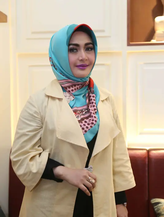 Istri Ir. Ferry Setiawan ini mengaku lebih banyak mengisi hari-harinya sebagai ibu rumah tangga dengan pengajian dan arisan. (Nurwahyunan/Bintang.com)