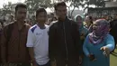 Pelatih Persib, Djajang Nurjaman juga menjadi kejaran para warga yang meminta untuk foto bersama usai latihan di Alun-alun Kota Bandung, Jawa Barat, Kamis (10/9/2015). (Bola.com/Vitalis Yogi Trisna)