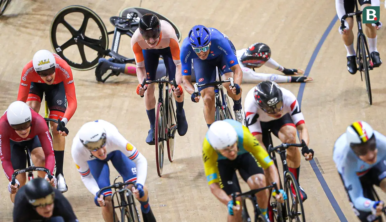 <p>Pebalap sepeda Jepang, Imamura Shunsuke terjatuh saat berkompetisi pada nomor omnium tempo race putra UCI Track Nations Cup 2023 yang berlangsung di Jakarta International Velodrome, Rawamangun, Jakarta, Sabtu (25/02/2023). (Bola.com/Bagaskara Lazuardi)</p>