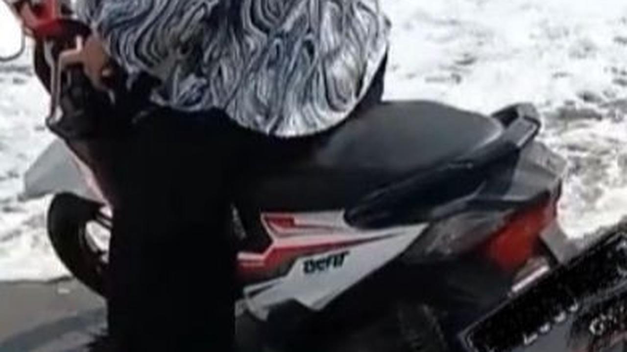 Demi Konten Estetik Naik Motor di Pinggir Pantai, Wanita Ini Nyaris Kehilangan Kendaraannya