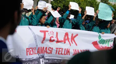 BEM Seluruh Indonesia (SI) menggelar aksi penolakan reklamasi Teluk Jakarta di Car Free Day (CFD), Bundaran HI, Minggu (11/9). Dalam aksinya, mereka menolak reklamasi Pulau G di Pantai Utara Jakarta untuk dilanjutkan. (Liputan6.com/Faizal Fanani)