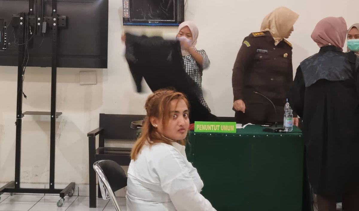 Diketahui, Lina Mukherjee dipolisikan pemuka agama Islam M Syarif Hidayat atas konten yang dibuat di media sosial berupa makan kulit babi dengan membaca basmalah.<br>