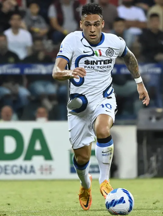 Pemain Inter Milan Lautaro Martinez mengontrol bola saat melawan Cagliari pada pertandingan sepak bola Liga Italia di Sardegna Arena, Cagliari, Italia, 15 Mei 2022. Inter Milan menang 3-1. (Alberto PIZZOLI/AFP)
