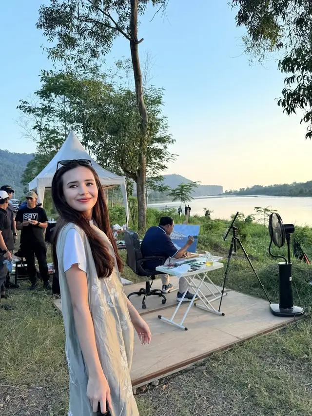 Gaya Casual Lace Beby Tsabina Dampingi Suami Kunjungi SBY ke Pacitan, Ikut Mancing Sampai Melukis