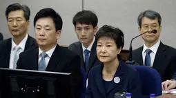 Ekspresi Park Geun-hye saat menjalani sidang perdana dugaan korupsi di Pengadilan Distrik Pusat Seoul, Korea Selatan (23/5). Park digulingkan melalui putusan Mahkamah Konstitusi pada 10 Maret 2017. (AP Photo/Ahn Young-joon, Pool)