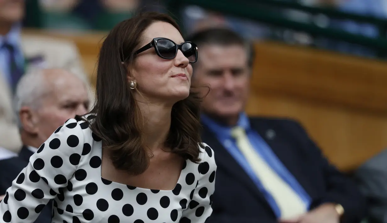 Duchess of Cambridge, Kate Middleton saat menyaksikan pertandingan antara petenis asal Inggris, Andy Murray melawan petenis Rusia, Alexander Bublik pada babak pertama Wimbledon di London, Inggris (3/7). (AFP Photo/Adrian Dennis)