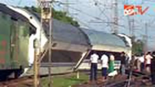 Tiga dari enam gerbong rangkaian Kereta Api Argo Bromo Anggrek yang keluar jalur saat hendak memasuki Stasiun Manggarai, Jakarta Selatan, berhasil dievakuasi. 