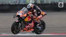 Pembalap Red Bull KTM Factory Racing, Miguel Oliveira saat sesi kualifikasi MotoGP di Pertamina Mandalika International Street Sirkuit, Nusa Tenggara Barat, Sabtu (22/3/2022). (Liputan6.com/Helmi Fithriansyah)