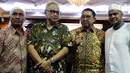Wakil Ketua DPR Fadli Zon (dua kanan) bersama anak Abu Bakar Baasyir, Abdurrochim (kanan) dan kuasa hukum Abu Bakar Baasyir, Mahendradatta (dua kiri) saat melakukan pertemuan di Kompleks Parleman, Jakarta, Rabu (23/1). (Liputan6.com/JohanTallo)