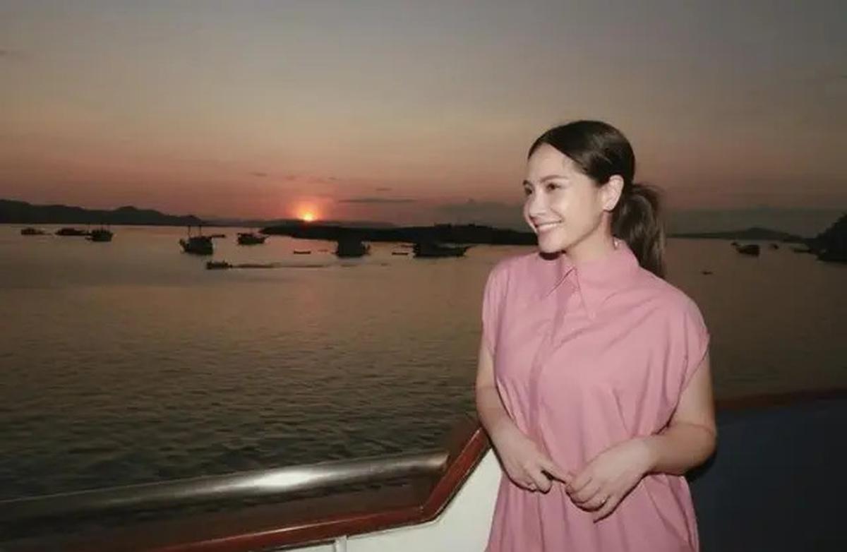 4 Potret Menawan Nagita Slavina di Labuan Bajo, Tampil Elegan dengan Dress Pink