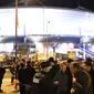 Suasana diluar stadion Stade de France setelah serangan bom yang terjadi di Prancis, (13/11). Serangan juga terjadi di aula konser Bataclan dan restoran di dekatnya. Enam pria bersenjata menembaki warga. (AFP PHOTO/FRANCK FIFE)