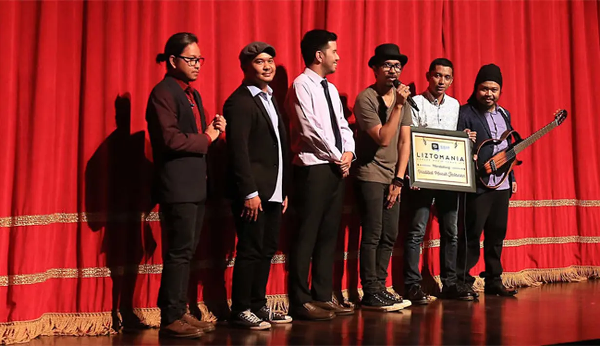 Payung Teduh, untuk pertama kalinya menggelar pertunjukan tunggal di konser BBM Liztomania Vol.3 “Catra Adhum”. Konser yang berlangsung hikmat, syahdu dan penuh kesan ini berlangsung di GKJ, Jakarta Pusat, (14/11/2017). (Deki Prayoga/Bintang.com)