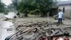 Arus deras air membuat sebagian rumah warga rata dengan tanah.